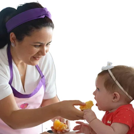 Nutricionista materno-infantil Paula Stancari oferecendo alimentação saudável para bebê durante refeição